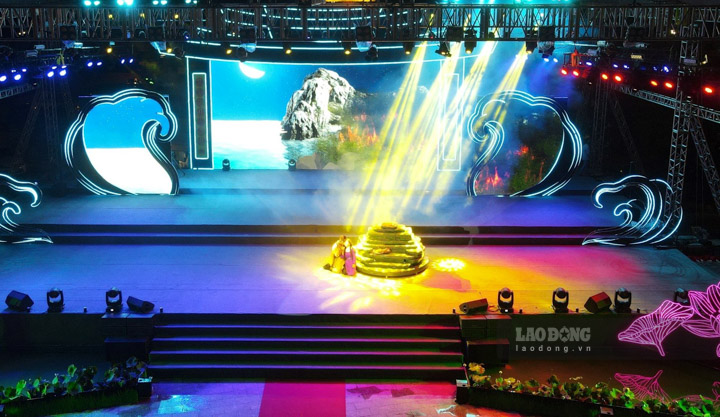 Hội thi nằm trong chuỗi hoạt động văn hóa nghệ thuật hưởng ứng Lễ hội truyền thống kỷ niệm 155 năm Anh hùng dân tộc Nguyễn Trung Trực hy sinh và đón nhận Bằng di sản văn hóa phi vật thể quốc gia “Lễ hội Đình thần Nguyễn Trung Trực – Rạch Giá, tỉnh Kiên Giang”. Ảnh: Nguyên Anh