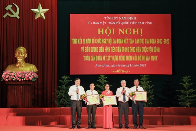 Chủ tịch Ủy ban Trung ương MTTQ Việt Nam Đỗ Văn Chiến trao Bằng khen của Ủy ban Trung ương MTTQ Việt Nam cho các tập thể và cá nhân có thành tích xuất sắc. Ảnh: Phạm Đông