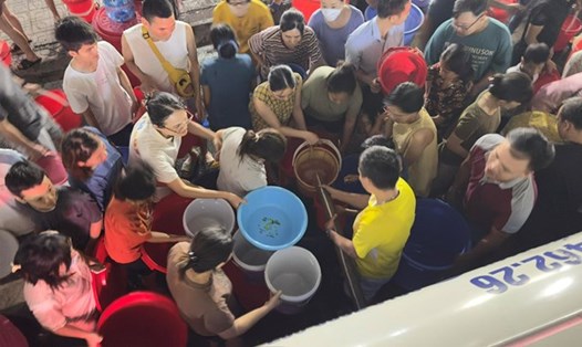 Nhiều hộ dân tại Khu đô thị Thanh Hà rơi vào tình cảnh thiếu nước sạch để sử dụng (ảnh chụp ngày 18.10). Ảnh: Cao Nguyên