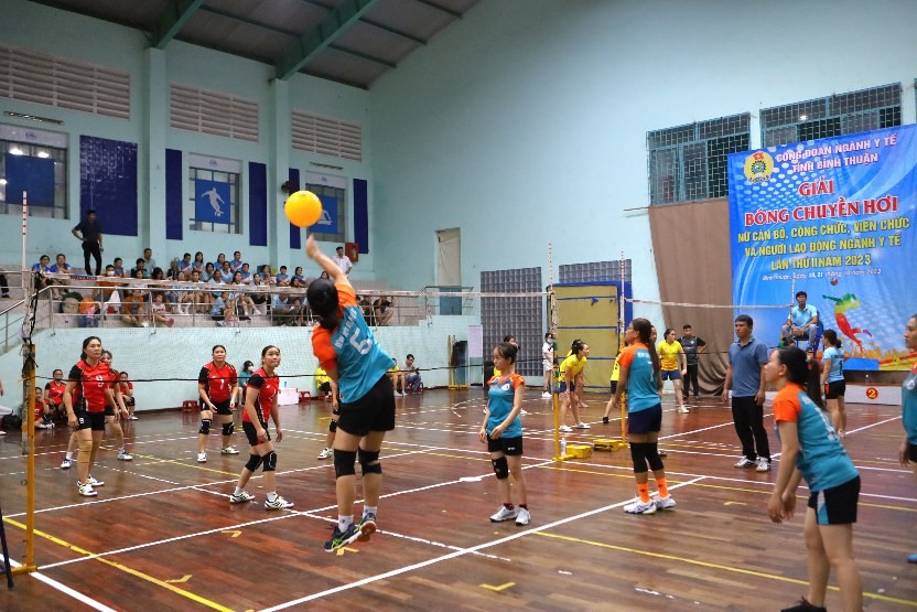Công đoàn ngành y tế Bình Thuận tổ chức giải bóng chuyền hơi nữ. Ảnh: Duy Tuấn