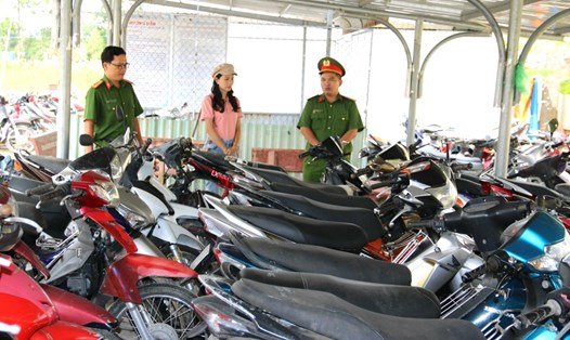 Công an huyện Phước Long, tỉnh Bạc Liêu bàn giao xe cho người bị mất trộm. Ảnh: Công an cung cấp