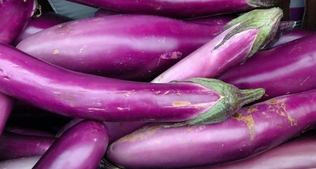 Cà tím là loại thực phẩm có thể hỗ trợ giảm cholesterol xấu và giảm cân. Ảnh: Phạm My