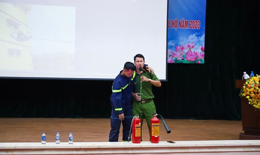 Tập huấn kỹ năng phòng cháy chữa cháy do Liên đoàn Lao động huyện Thường Tín phối hợp tổ chức. Ảnh: CĐCS
