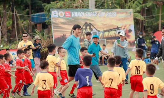 Đoàn Văn Hậu giao lưu, truyền cảm hứng cho 10.000 cầu thủ nhí VietGoal. Ảnh: Nguyễn Hải