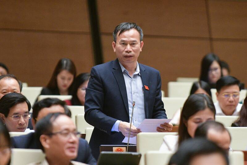 Đại biểu Đồng Ngọc Ba - Đoàn ĐBQH tỉnh Bình Định tranh luận tại phiên chất vấn. Ảnh: Văn phòng Quốc hội