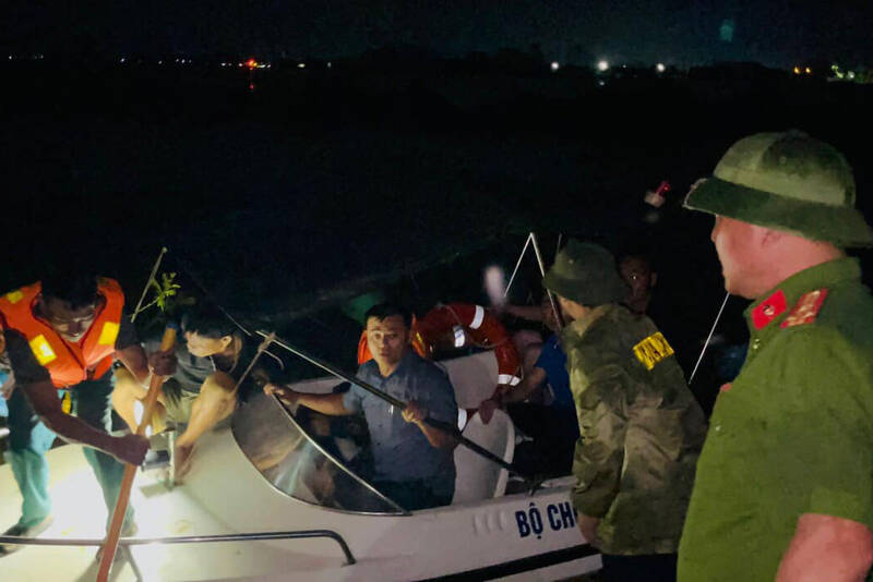 Lực lượng công an dùng ca nô đưa 9 công  nhân thi công cao tốc Bắc - Nam bị nước lũ cô lập vào bờ hôm tối 30.10. Ảnh: Công an.
