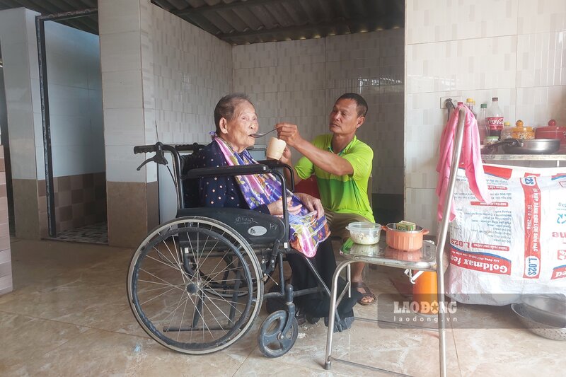 Hiện, ông Lý đang ở nhà chăm sóc mẹ già 86 tuổi phải ngồi xe lăn, con trai ông Lý đang trong thời gian thực hiện nghĩa vụ quân sự. Ảnh: Tô Công.