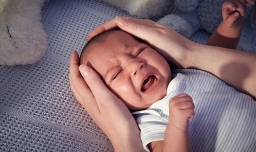 Tình huống trẻ quấy khóc trên máy bay thường khiến các cha mẹ ngại ngùng, lúng túng lo ảnh hưởng đến mọi người xung quanh. Ảnh: Xinhua