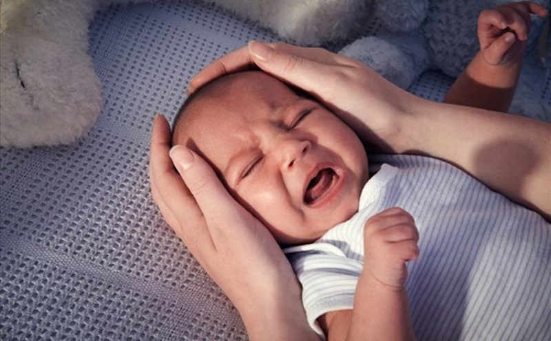 Tình huống trẻ quấy khóc trên máy bay thường khiến các cha mẹ ngại ngùng, lúng túng lo ảnh hưởng đến mọi người xung quanh. Ảnh: Xinhua