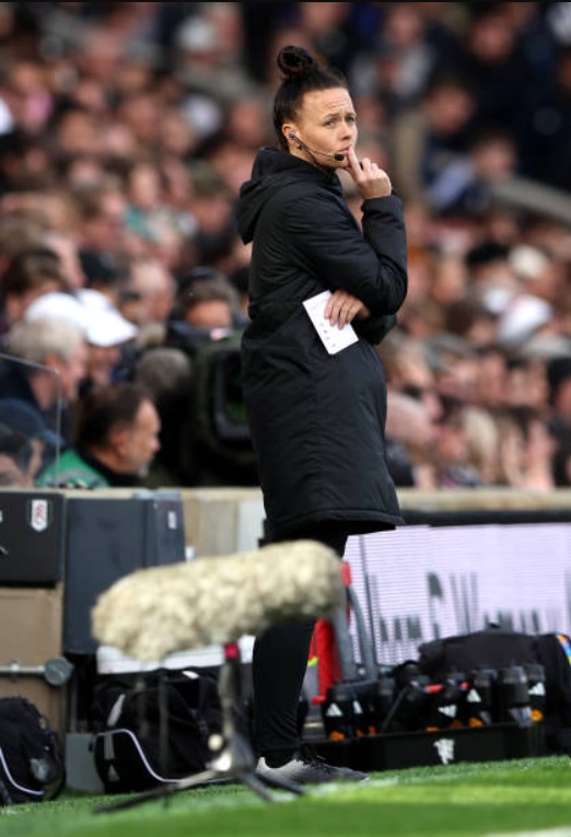 Rebecca Welch la trong tai thu tu o tran dau nay. Co lam nen lich su khi tro thanh trong tai nu dau tien tham gia mot tran dau tai Premier League. Anh: EPL