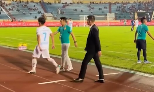 Hậu vệ Nguyễn Phong Hồng Duy tỏ thái độ không hài lòng khi bị thay ra ở trận gặp TPHCM. Ảnh: FPT Play