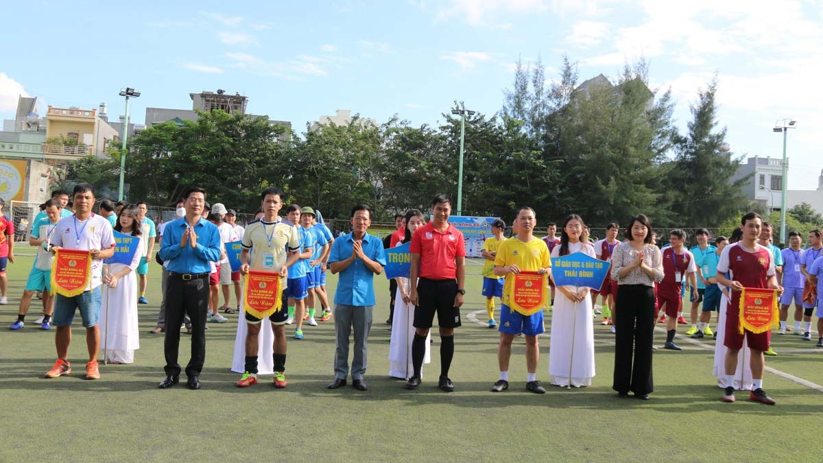 Phó chủ tịch LĐLĐ tỉnh Nguyễn Thanh Bình tặng hoa chúc mừng tại lễ khai mạc giải bóng đá. Ảnh: Bá Mạnh