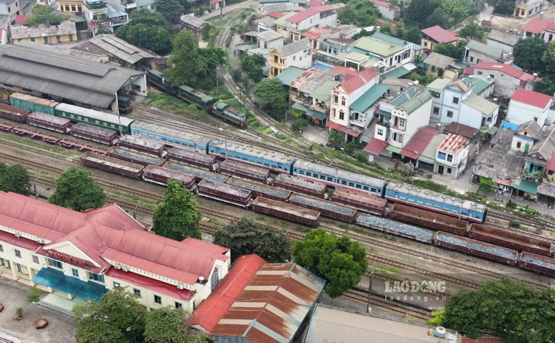 Trao đổi với PV Báo Lao Động, ông Mai Thành Phương, Chủ tịch Công đoàn đường sắt Việt Nam cho biết, công đoàn đã có ý kiến cùng với ngành đường sắt trong công tác phân bổ doanh thu từ những khu vực cao hỗ trợ những khu vực thấp để thu nhập của các nhân viên đạt mức tối thiểu, tránh tình trạng mất việc làm.