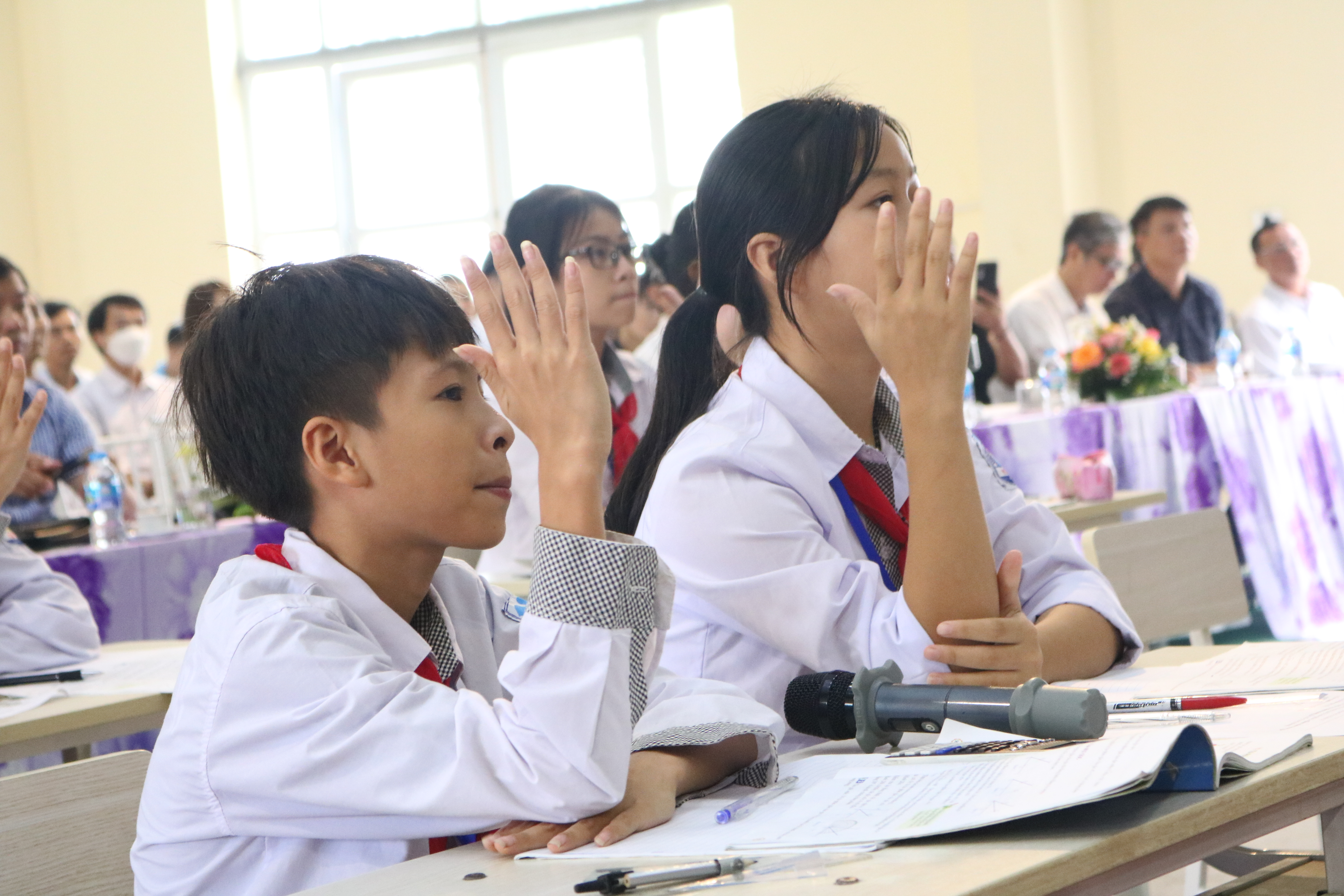 Sách giáo khoa mới Ngữ Văn giúp học sinh không còn sợ văn mẫu, tự tin đi thi. Ảnh: Vân Trang
