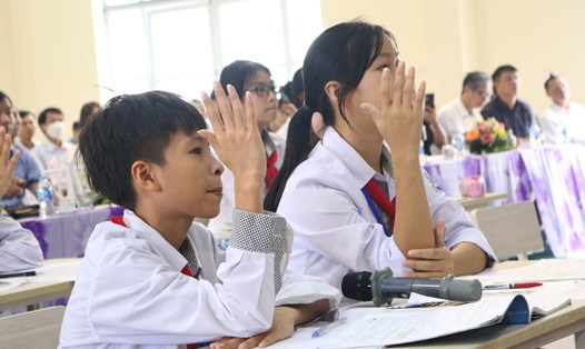 Sách giáo khoa mới Ngữ Văn giúp học sinh không còn sợ văn mẫu, tự tin đi thi. Ảnh: Vân Trang
