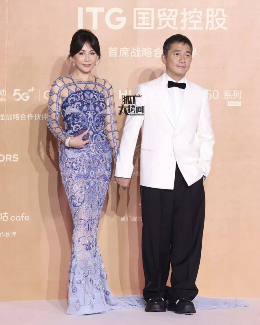 Vợ chồng Lưu Gia Linh - Lương Triều Vỹ sánh bước trên thảm đỏ lễ trao giải Kim Kê 2023. Ảnh: Xinhua