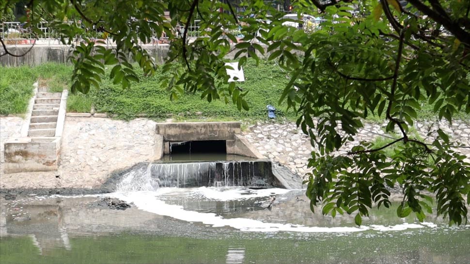 Các con sông nội đô đang bị “bức tử” từng ngày vì nước thải sinh hoạt. Ảnh: Phương Thảo