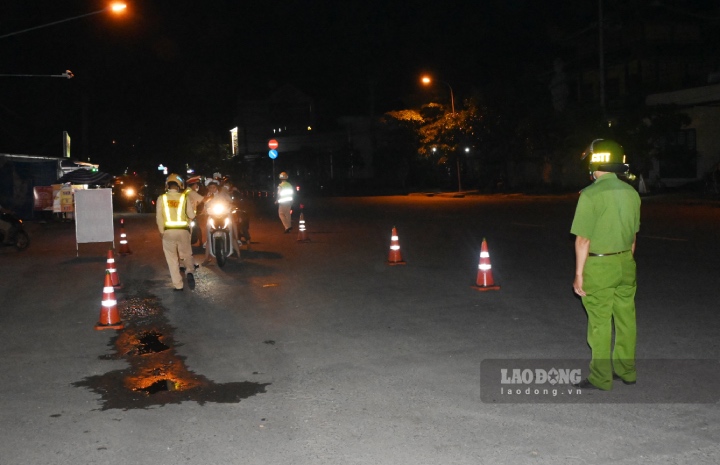 Đại úy Trần Nguyễn Việt Thái - Phó Đội trưởng Đội CSGT Công an huyện Châu Thành (tỉnh Bến Tre) - cho biết, thời gian vừa qua, việc xử lý vi phạm về nồng độ cồn được quán triệt theo tinh thần “không có ngoại lệ”, không có can thiệp, tác động để bỏ qua hành vi vi phạm. Ngoài ra, lực lượng CSGT Công an huyện Châu Thành còn phối hợp với các đơn vị có liên quan đã tập trung lực lượng và phương tiện để xử lý nghiêm các trường hợp vi phạm. Trường hợp nào chây ì, chống đối, cản trở việc kiểm tra, xử lý vi phạm giao thông thì lực lượng chức năng sẽ củng cố, xử lý nghiêm theo các quy định của pháp luật. “để tiếp tục giảm tai nạn giao thông trên cả 3 tiêu chí trong thời gian tới trên địa bàn, Đội CSGT Công an huyện Châu Thành đã tham mưu Ban lãnh đạo Công an huyện Châu thành có kế hoạch phối hợp với Công an cấp xã trên địa bàn, nhằm huy động tối đa lực lượng cùng tham gia thực hiện công tác tuần tra, kiểm soát bảo đảm trật tự an toàn giao thông. Qua đó, để hình thành ý thức thói quen đối với người dân “đã uống rượu, bia - không lái xe” - Đại uý Thái cho hay.