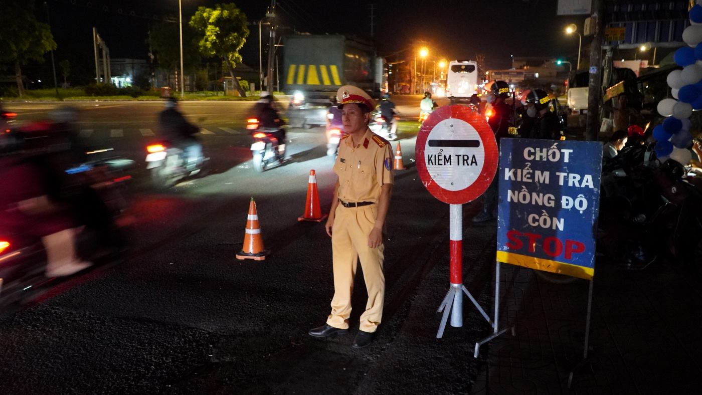 Đêm 4.11, Trạm CSGT Đa Phước, thuộc Phòng CSGT Công an TPHCM thực hiện lập chốt kiểm tra nồng độ cồn tại giao lộ Nguyễn Văn Linh - Quốc lộ 50 (đoạn qua huyện Bình Chánh).