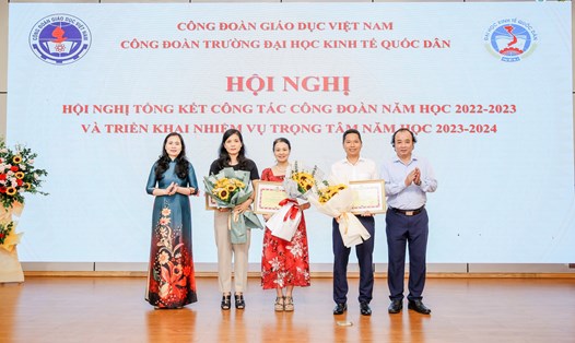 Ông Nguyễn Hữu Đồng - Chủ tịch Công đoàn Trường Đại học Kinh tế Quốc dân (ngoài cùng bên phải) tặng bằng khen cho các công đoàn trực thuộc. Ảnh: Công đoàn NEU