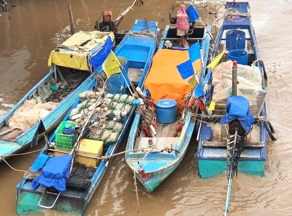 Rất nhiều phương tiện đánh bắt gần bờ tại tỉnh Bạc Liêu khai thác  có nguy cơ  cạn kiệt nguồn nguyên ven biển.Ảnh: Nhật Hồ