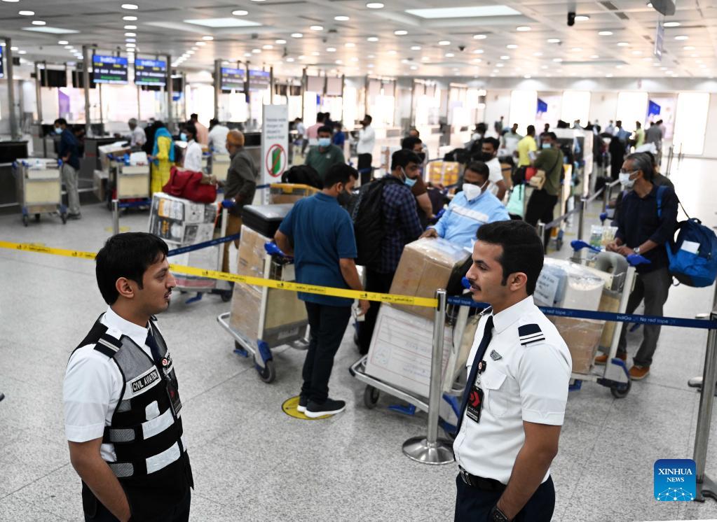 Khi du khách tự bảo vệ hành lý cá nhân, chuyến đi sẽ thuận lợi hơn rất nhiều. Ảnh: Xinhua