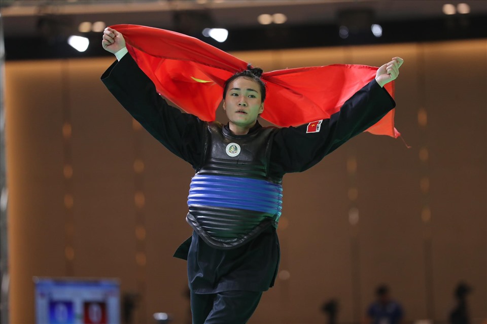 Nguyễn Hoàng Hồng Ân giành huy chương vàng Pencak silat hạng 50-55kg nữ tại SEA Games 32. Ảnh: Thanh Vũ