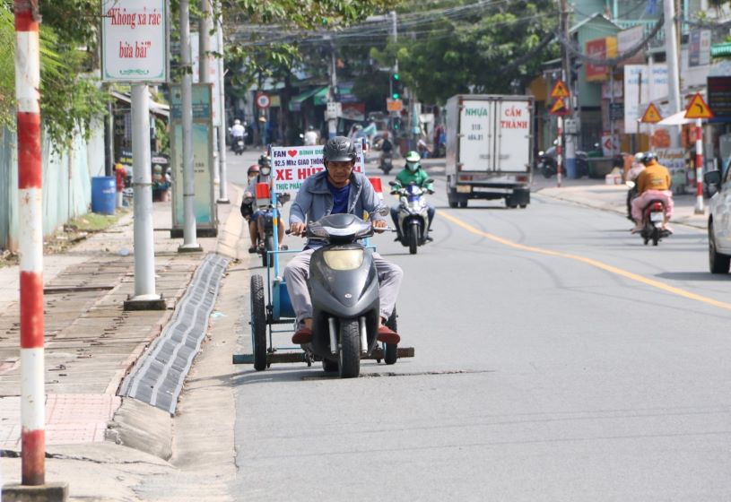 Đây là anh là Phùng Hữu Hiệp (ngụ phường Bình Nhâm, thành phố Thuận An, tỉnh Bình Dương)Gần đây hình ảnh anh Hiệp dần quen thuộc trên các tuyến phố 