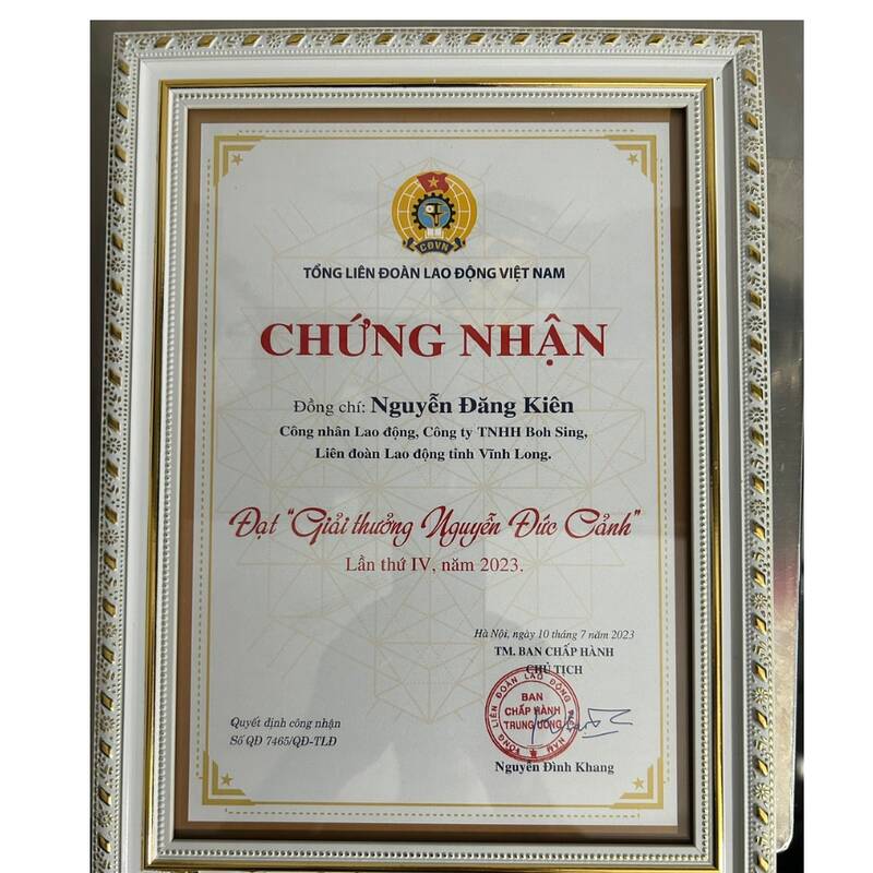 Đoàn viên Công đoàn Vĩnh Long vinh dự nhận giải thưởng Nguyễn Đức Cảnh năm 2023. Ảnh: Nhân vật cung cấp. 