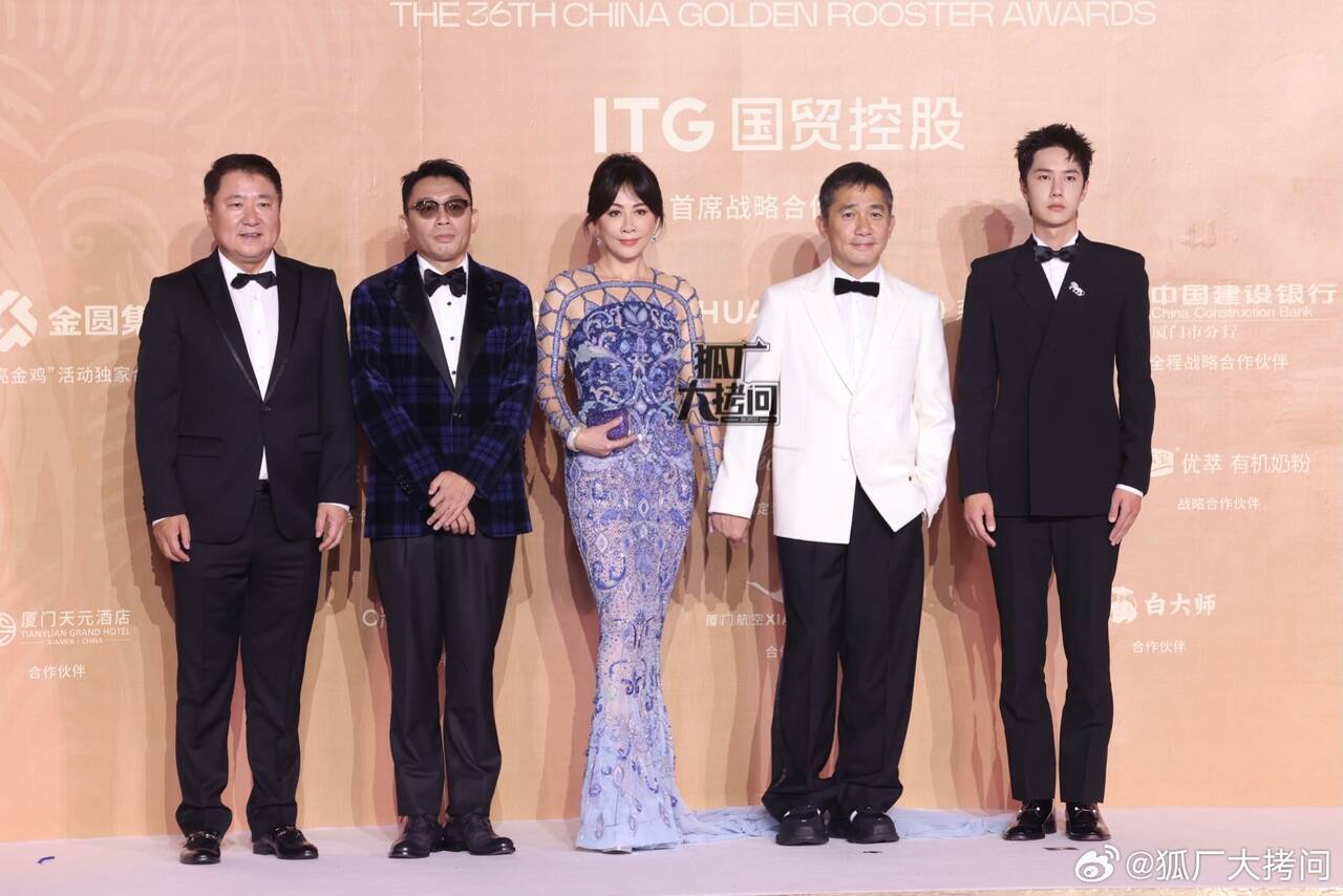 Vương Nhất Bác trên thảm đỏ lễ trao giải Kim Kê cùng các diễn viên phim “Vô Danh“. Ảnh: Xinhua
