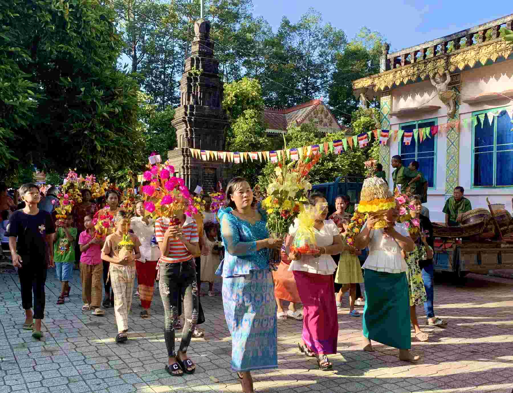 Ngày thứ 2, các nhà sư và Phật tử diễu hành 3 vòng xung quanh chánh điện như minh chứng cho lòng thành của họ trước khi làm lễ dâng áo cà sa lên sư sãi.