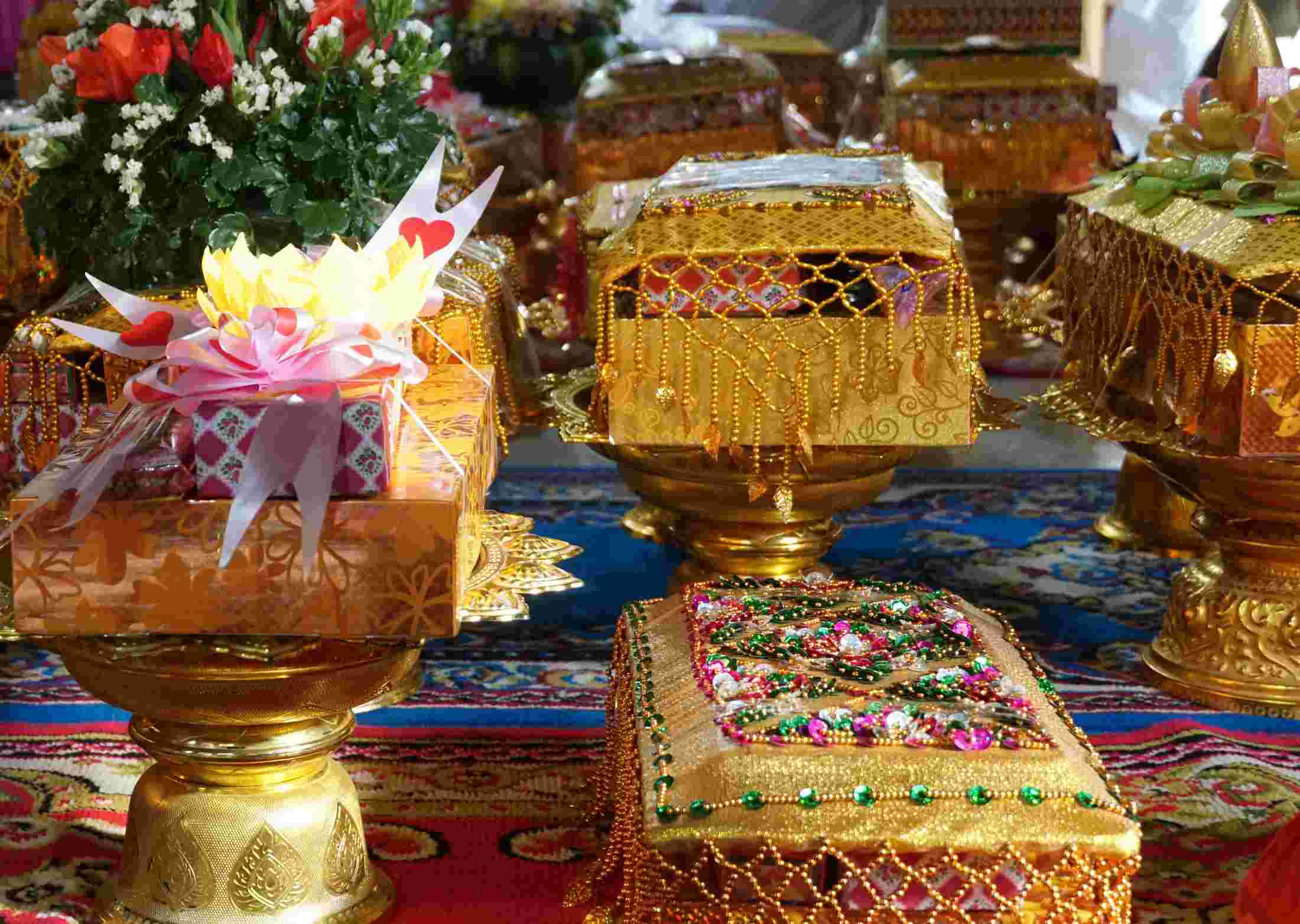 Đồ vật cúng dường được Phật tử dâng lên, đặt tại chùa và không dâng trực tiếp cho nhà sư.