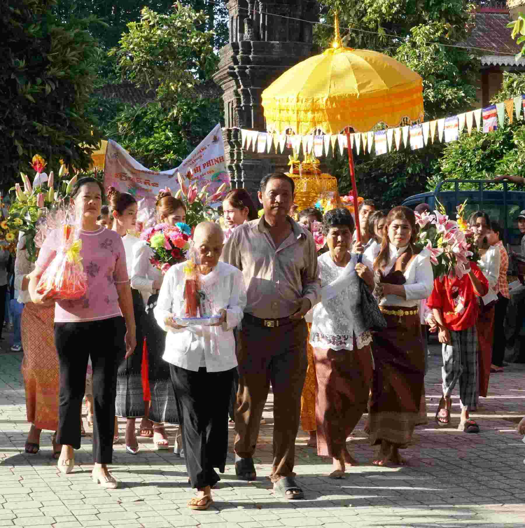 Lễ dâng bông, dâng y cà sa của đồng bào Khmer thường diễn ra trong 2 ngày. Ngày đầu tiên diễn ra tại nhà, các sư sãi đọc kinh cầu nguyện để phum sóc an lành, cầu phúc cho mọi người gặp nhiều may mắn. 