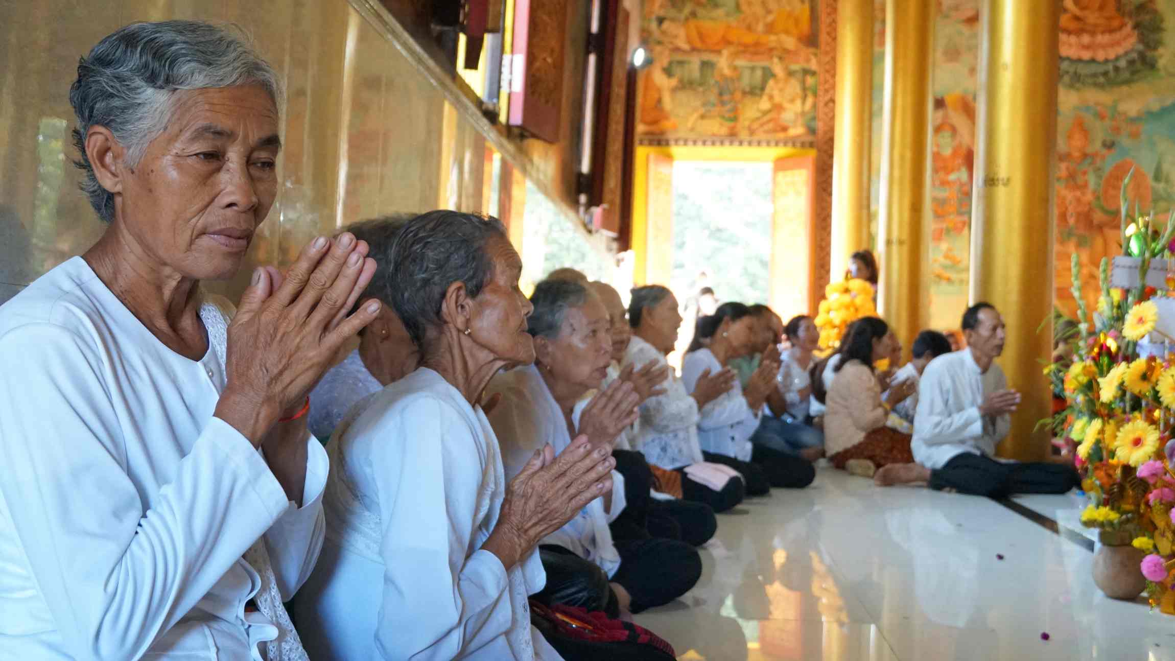 Phật tử tập trung trong Chánh điện tri ân với những người xuất gia. 
