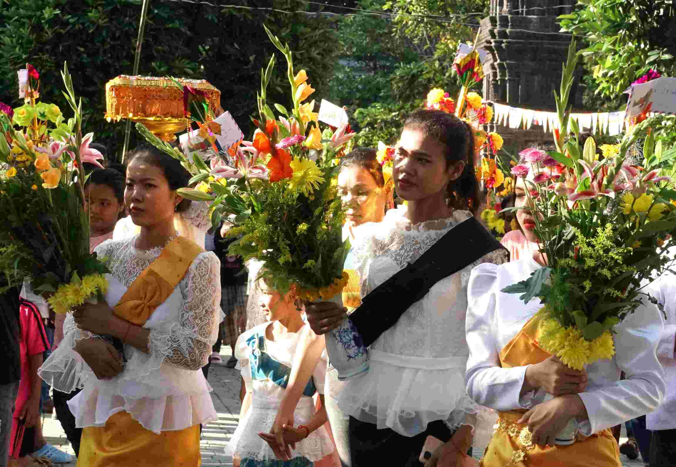 Phật tử chuẩn bị những bó hoa đẹp để dâng lên chùa trong ngày Lễ Dâng y. 