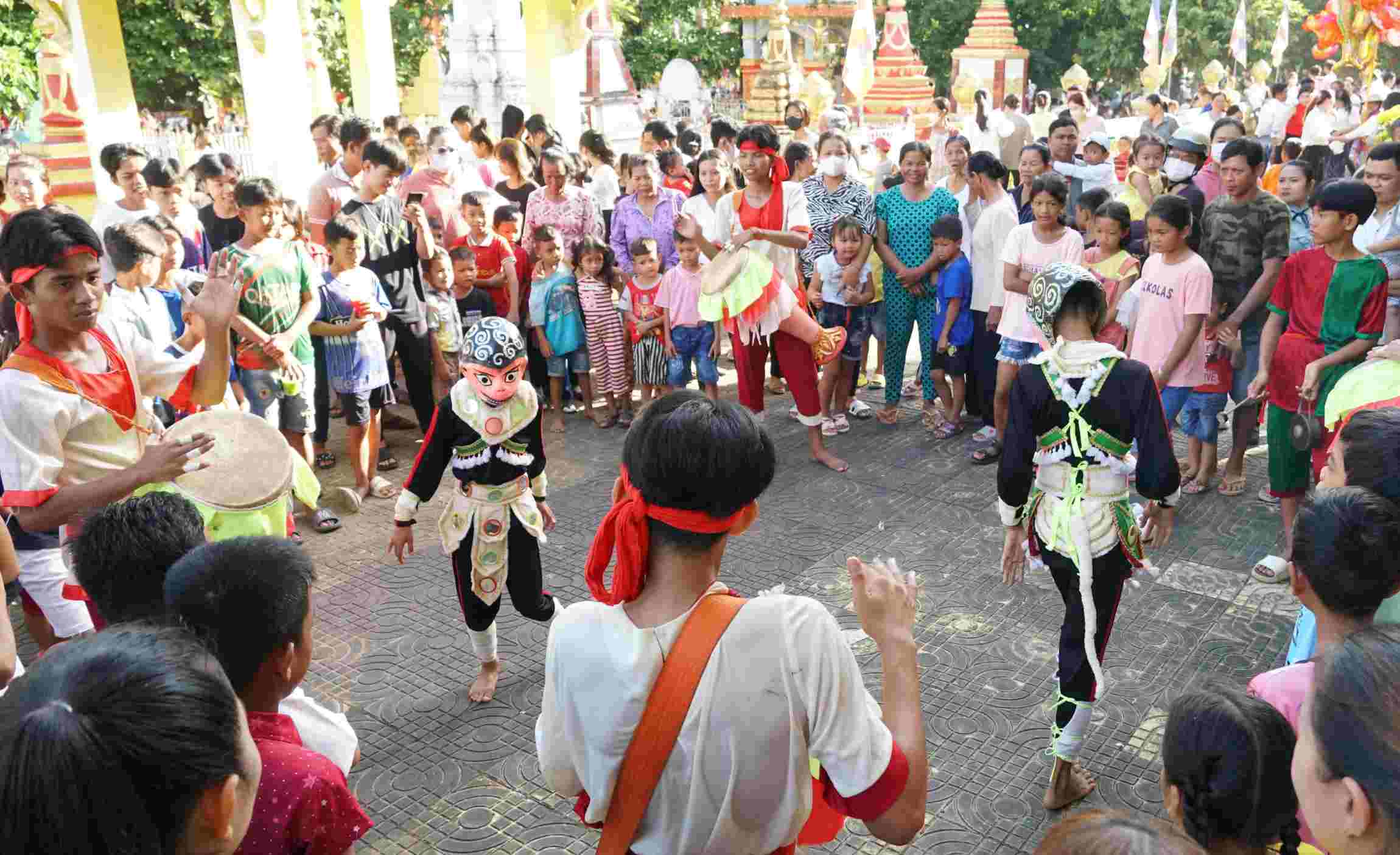 Ngoài các nghi lễ truyền thống được thực hiện đầy đủ, các chương trình văn nghệ, trò chơi dân gian được các chùa tổ chức thu hút rất đông đồng bào phật tử và du khách đến tham gia. 