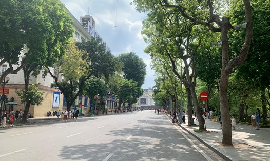 Không gian phố đi bộ Hồ Gươm sáng 5.11. Ảnh: Nhật Minh