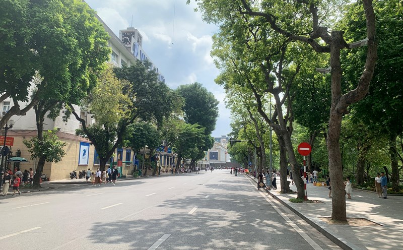 Không gian phố đi bộ Hồ Gươm sáng 5.11. Ảnh: Nhật Minh