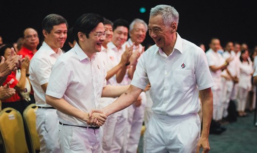 Thủ tướng Singapore Lý Hiển Long (phải) và Phó Thủ tướng Lawrence Wong tại hội nghị đảng PAP ngày 5.11.2023. Ảnh: PAP