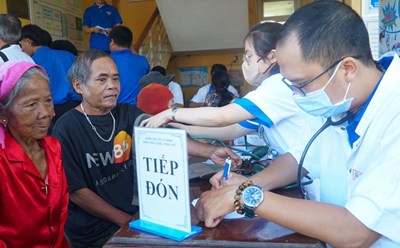 Khám bệnh, cấp phát thuốc cho người dân có hoàn cảnh khó khăn. Ảnh: Bệnh viện cung cấp.
