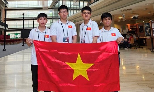 Nguyễn Quang Minh (thứ hai từ trái sang phải), Trường THPT chuyên Khoa học tự nhiên đạt Huy chương đồng Olympic tin học quốc tế. Ảnh: Bộ GDĐT
