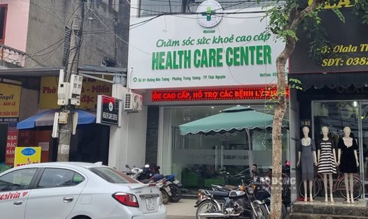 Nhiều bệnh nhân ngã ngửa khi đến chữa bệnh tại cơ sở massage Health Care Center. Ảnh: Lam Thanh