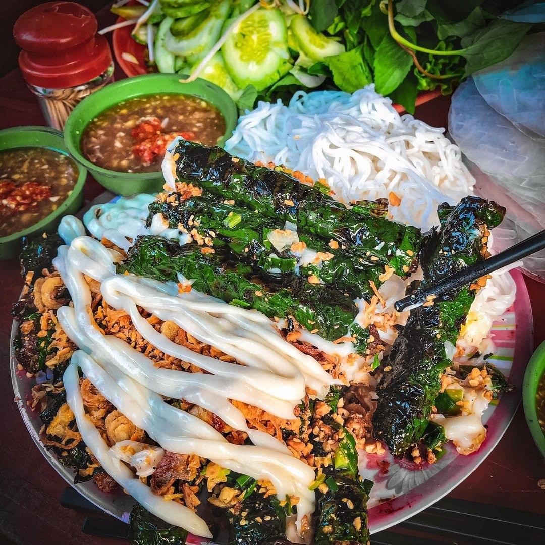 Bò cuốn lá lốt là một trong những đặc sản bình dân nổi tiếng ở TPHCM. Ảnh: Foody