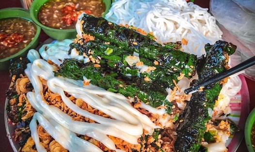 Bò cuốn lá lốt là một trong những đặc sản bình dân nổi tiếng ở TPHCM. Ảnh: Foody