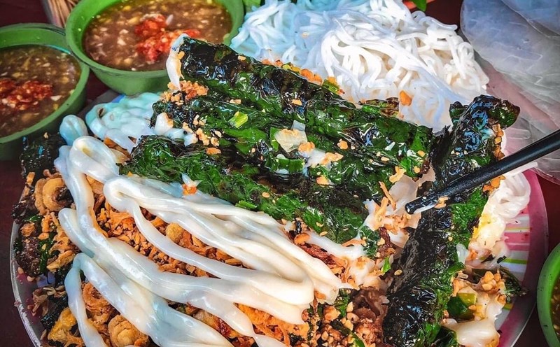 Bò cuốn lá lốt là một trong những đặc sản bình dân nổi tiếng ở TPHCM. Ảnh: Foody