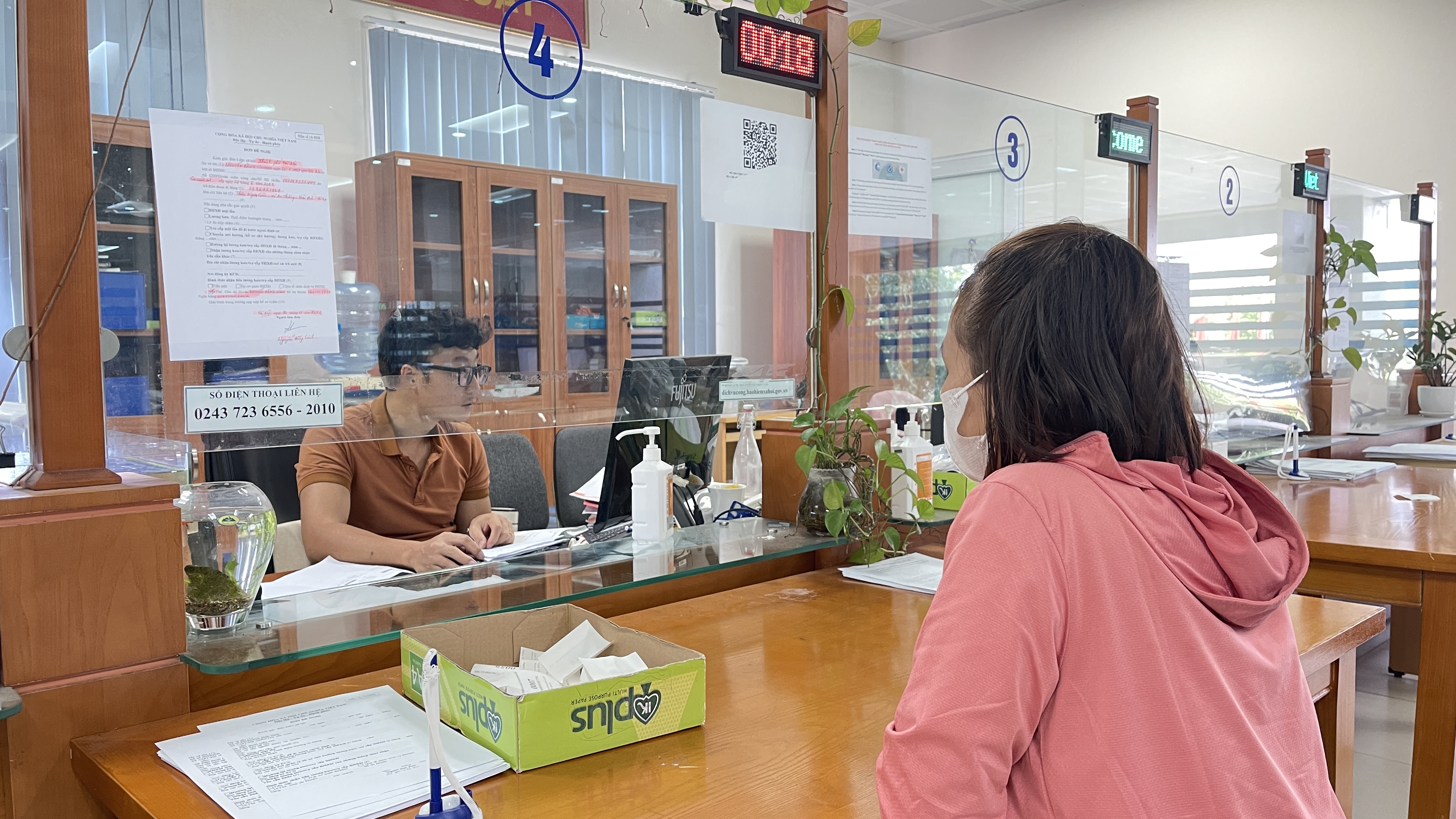 Cán bộ BHXH TP Hà Nội tư vấn về chế độ BHXH cho người lao động. Ảnh: Hà Anh