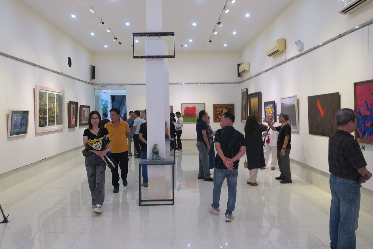 Không gian trưng bày triển lãm thu hút đông đảo khán giả. Ảnh: Cổng TTĐT TP Hải Phòng
