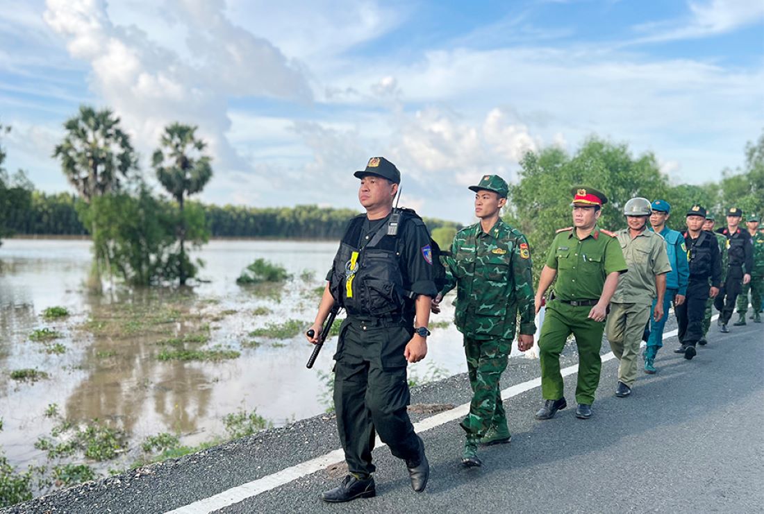 Phòng Cảnh sát Cơ động Công an tỉnh An Giang tổ chức nhiều hoạt động giúp dân ven biên giới trong chuyến hành quân dã ngoại tại thị xã Tịnh Biên. Ảnh: Vũ Tiến