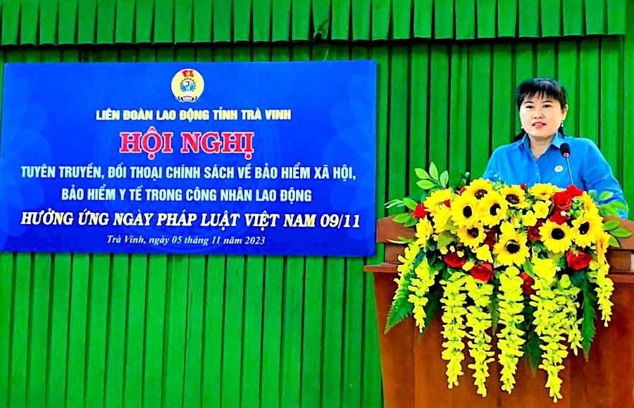 Bà Võ Thị Thu Oanh - Phó Chủ tịch LĐLĐ tỉnh Trà Vinh - phát biểu tại Hội nghị. Ảh: Trí Dũng