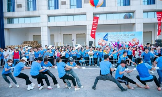 Công nhân lao động Công ty TNHH Tongwei Việt Nam tham gia thi đấu môn kéo co. Ảnh: Nguyễn Nhung